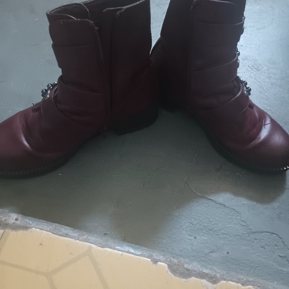 Shoes - Picture 4 of 5